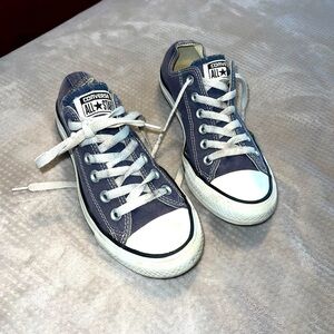 Unisex Converse Sneakers Women's size 7/Men's size 5